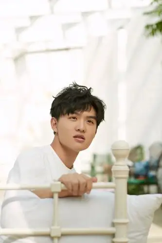 郑伟生日成正能量担当为梦想1年300天在剧组