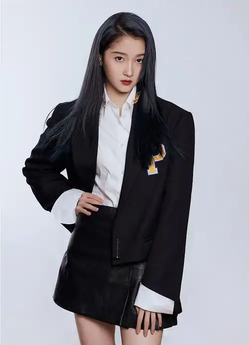 关晓彤新写真曝光 黑色西装搭皮裙气质酷飒