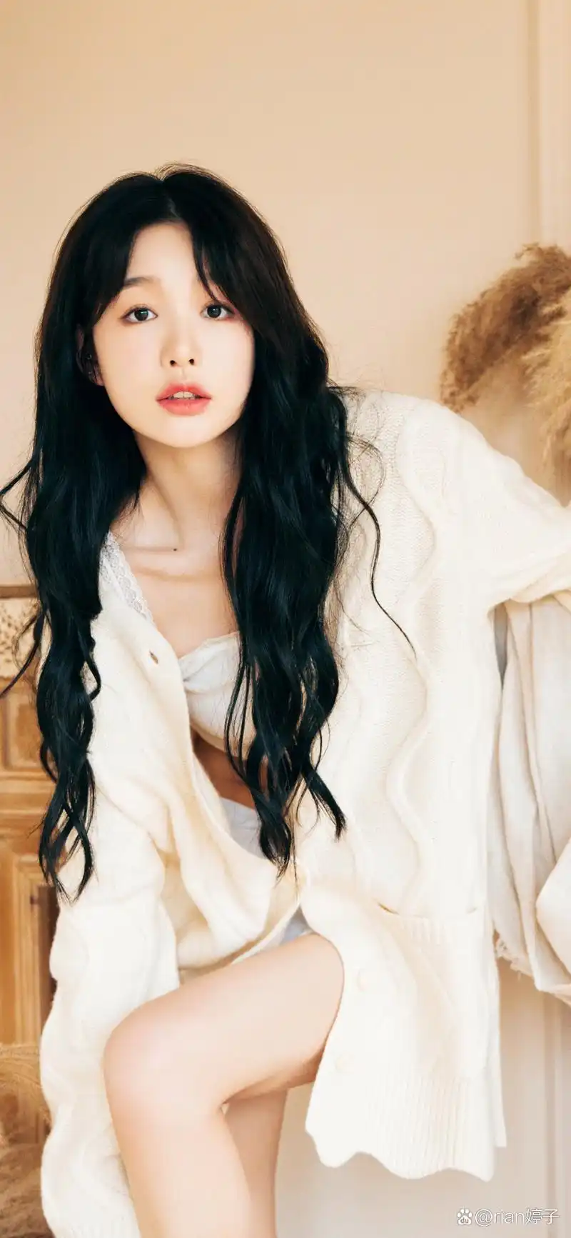 徐梦洁坐在那纯白的椅子上,仿佛是夏日的精灵