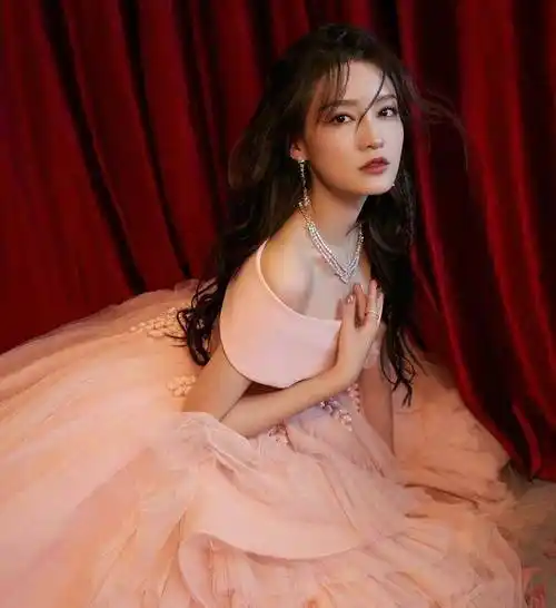 原创李沁出席时尚盛典活动穿粉色公主裙气质佳美得像橱窗娃娃