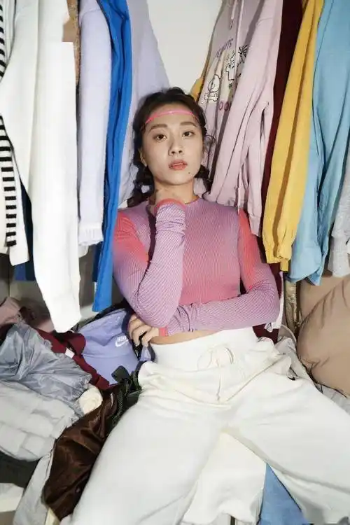 女飞人晒热辣露腰装美翻屏幕 肚脐处梅花鹿纹身已经彻底消失_葛曼棋