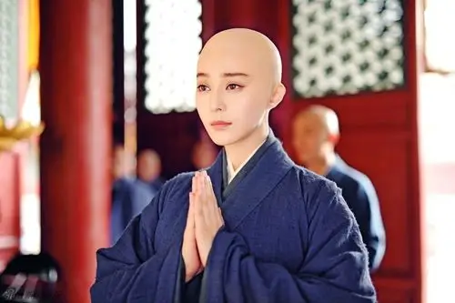 首度以光头造型登场引发观众热议,今日范冰冰光头妆打造全过程也随之