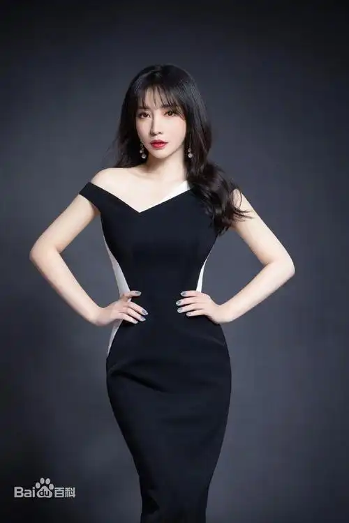 女神柳岩穿改良旗袍秀身材事业线傲人演艺生涯精彩纷呈