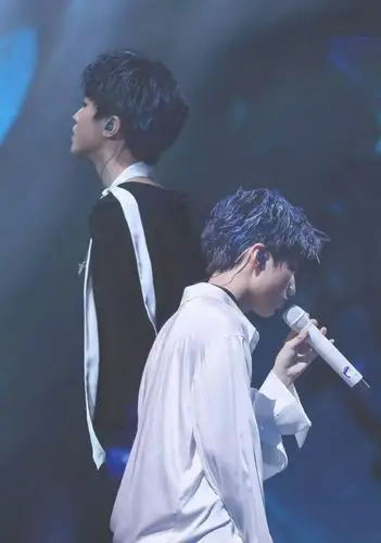 王俊凯又被粉丝神p图,帅气的小凯竟被他们p成了这样的双胞胎!