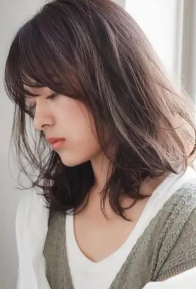 梳偏分时尚发型如小仙女般好看的齐肩发,额头上方刘海部分愈加迷人,梳