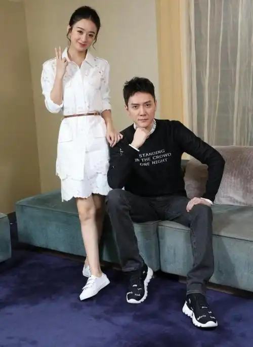 赵丽颖冯绍峰晒照显亲密,网友:这样一比较,165身高有点假!