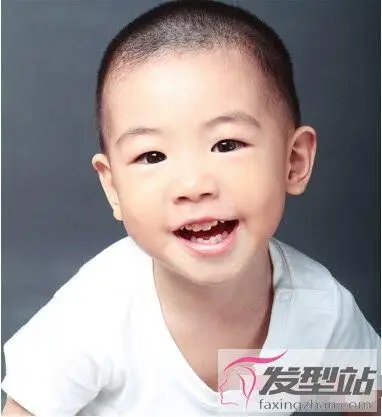 小男孩帅气短发发型 剪平头做酷炫小绅士