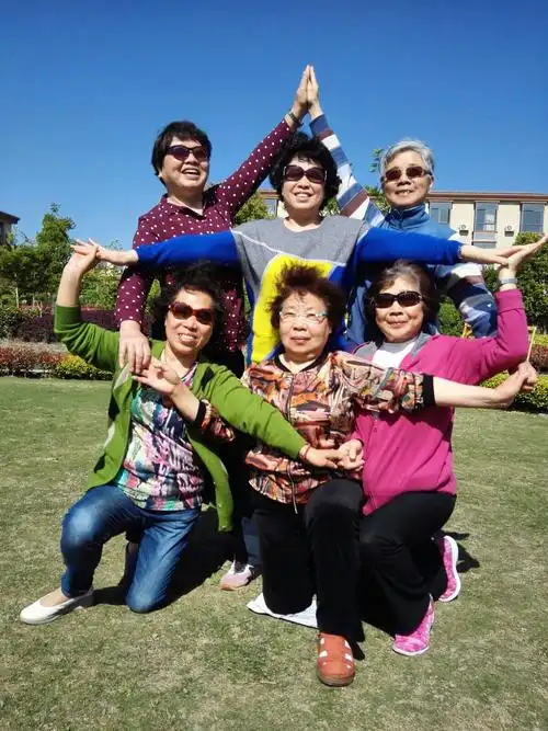 六人造型……红星照为去战斗.