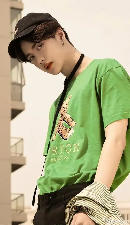 王一博画够九宫格,祝大家新年快乐