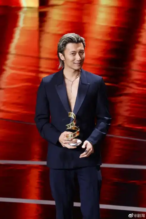 谢霆锋##微博电影之夜#@锋味真空西装太帅了