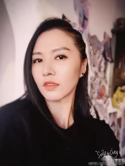 谭维维老花镜不离手飞机自拍文艺范儿