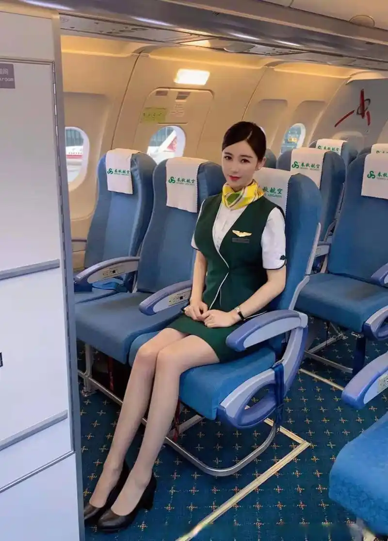 北京春秋航空 空乘小姐姐 高锁儿172cm