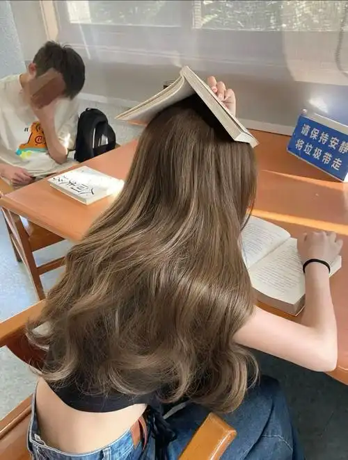 经典不败 混血感浅棕色副调带着一点如梦幻雾感奶茶棕整体棕调为主