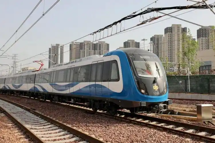 郑州地铁12号线完成全线"热滑"试验