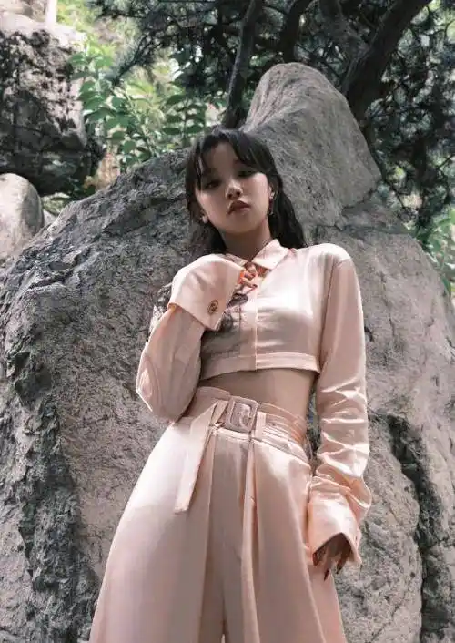 宋雨琦夏日写真释出,粉色绸缎套装清新甜美,"漫画腰"漂亮吸睛_穿着