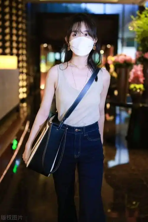 蒋依依抵达酒店 真丝上衣搭配直筒宽松牛仔裤可爱动人_上海_上衣_真丝