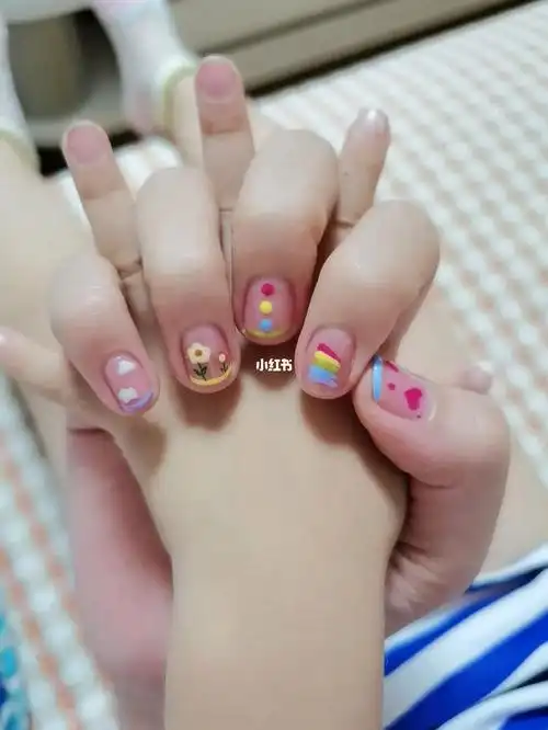 借我闺女小手当背景,童趣指甲,可可爱爱#短款指甲 #可爱指甲 #手绘