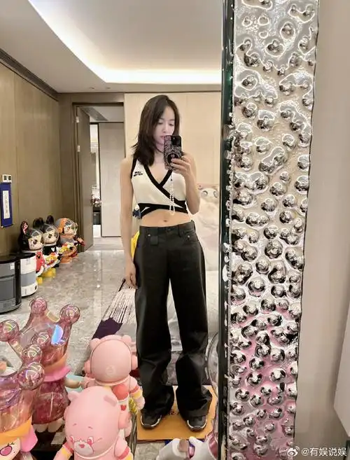 宋茜晒肌肉#宋茜晒身材照96,并配文"训练两天初见成效",这马甲线和