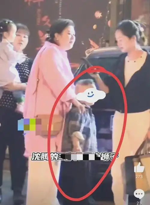 的视频里,沈腾5岁的儿子格外活泼,一会跑到妈妈身边撒娇,一会和小朋友