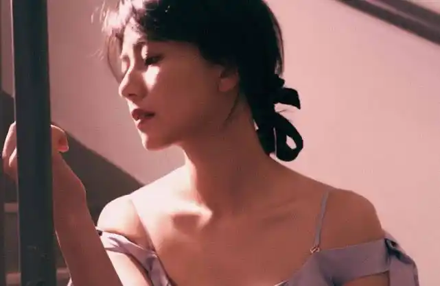 高圆圆产后首晒照,清凉"西瓜裙"凹造型,身材恢复如少女