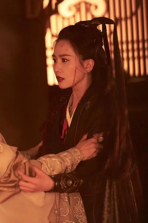 刘诗诗一念关山战损妆好凄美