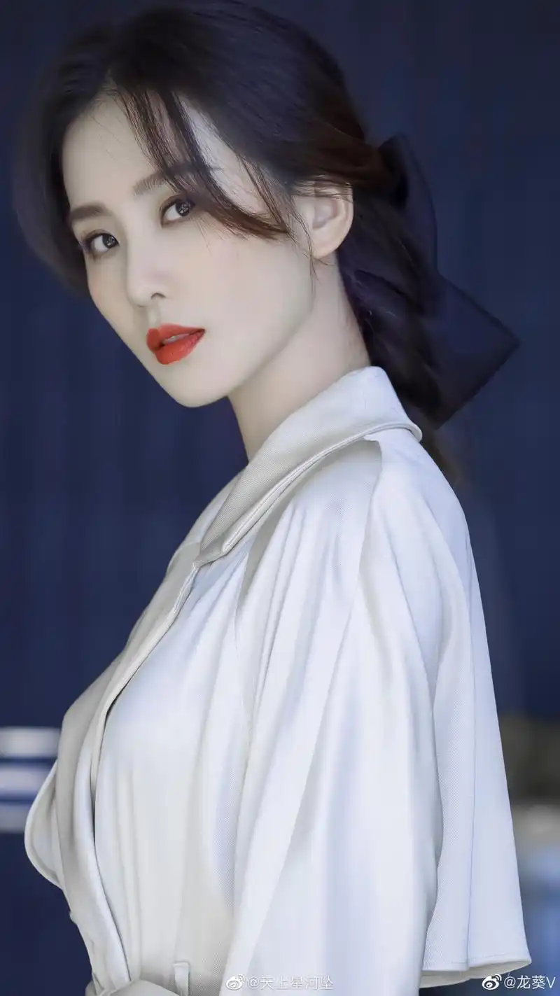 刘诗诗绝美礼服穿搭