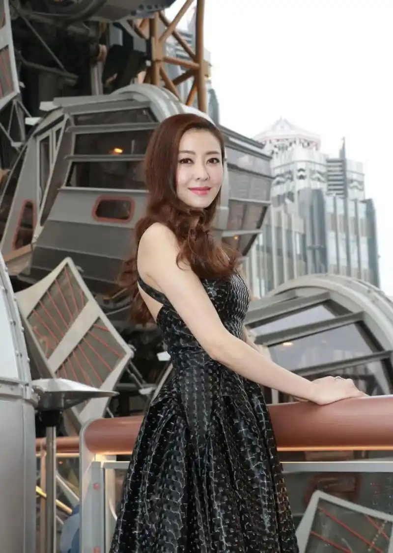 熊黛林:性感女神,身材高挑,身穿裙子的她,美丽大方!