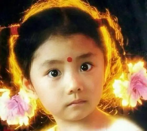 小时候的谭松韵,和现在的她简直一模一样,完全就没有任何差别,小小