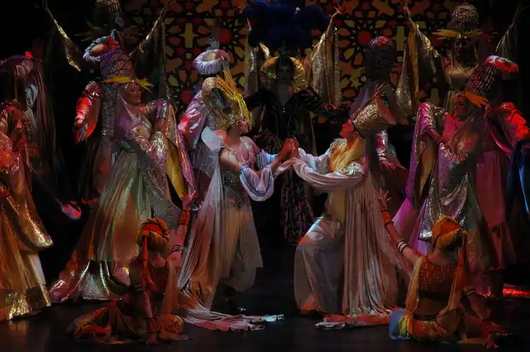 风情歌舞秀《巴黎华羽》_北京保利演出有限公司