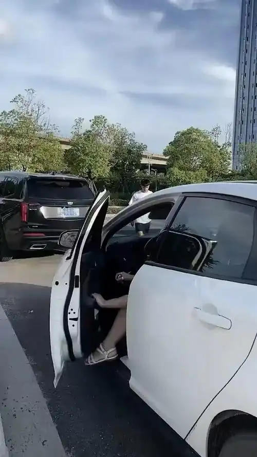 美女下车要记得锁紧车门再离开