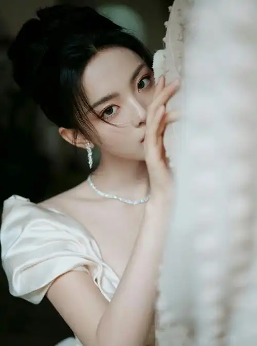 杨超越公主的裙摆今天超越妹妹真的把我惊艳到了