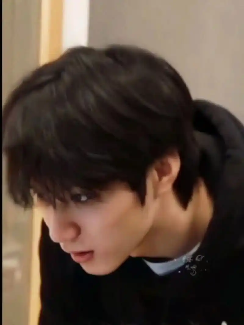 刘耀文/我文真的好帅,生图绝绝子 哪个小满月还没这几张壁纸呀?