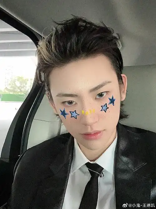 小鬼抱朋克小狗走红毯##小鬼红毯上遛狗