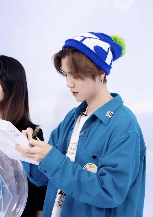 鹿晗好温柔,礼貌答应每位路人签字要求,对小孩子格外宠溺_关晓彤_人品