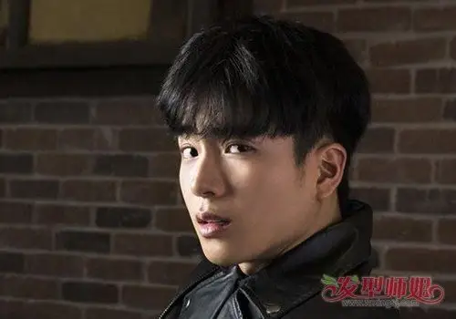 男生掏空鬓角空气刘海盖头发型能在额头前侧梳厚重的刘海,就能在额头