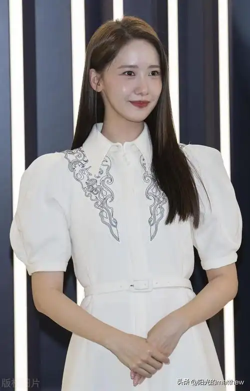 林允儿出席雅诗兰黛品牌活动身着白色连衣裙青春靓丽