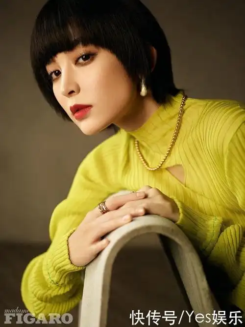 古力娜扎演绎波波头短发造型 复古风格彰显气质