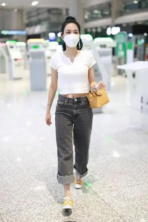 王菲菲白色v领t 宽腿廓形牛仔裤,简单搭配却穿出高级感