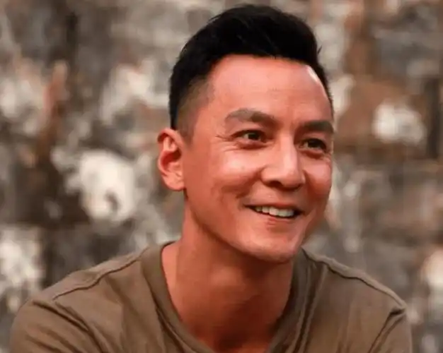 47岁吴彦祖受邀到大学讲课,胡子拉碴略显老态,被指撞脸苏大强_建筑