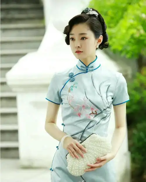孙怡旗袍造型美出圈跟着这些旗袍美人选款式通勤约会无压力