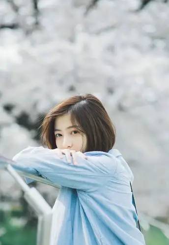 清纯短发美女树下气质迷人写真图片