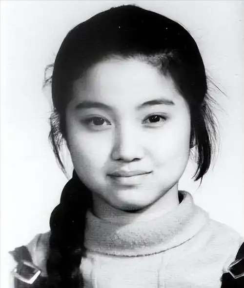 虽然她出身于一个重视教育的家庭,但像其他家庭一样,她小时候常常目睹