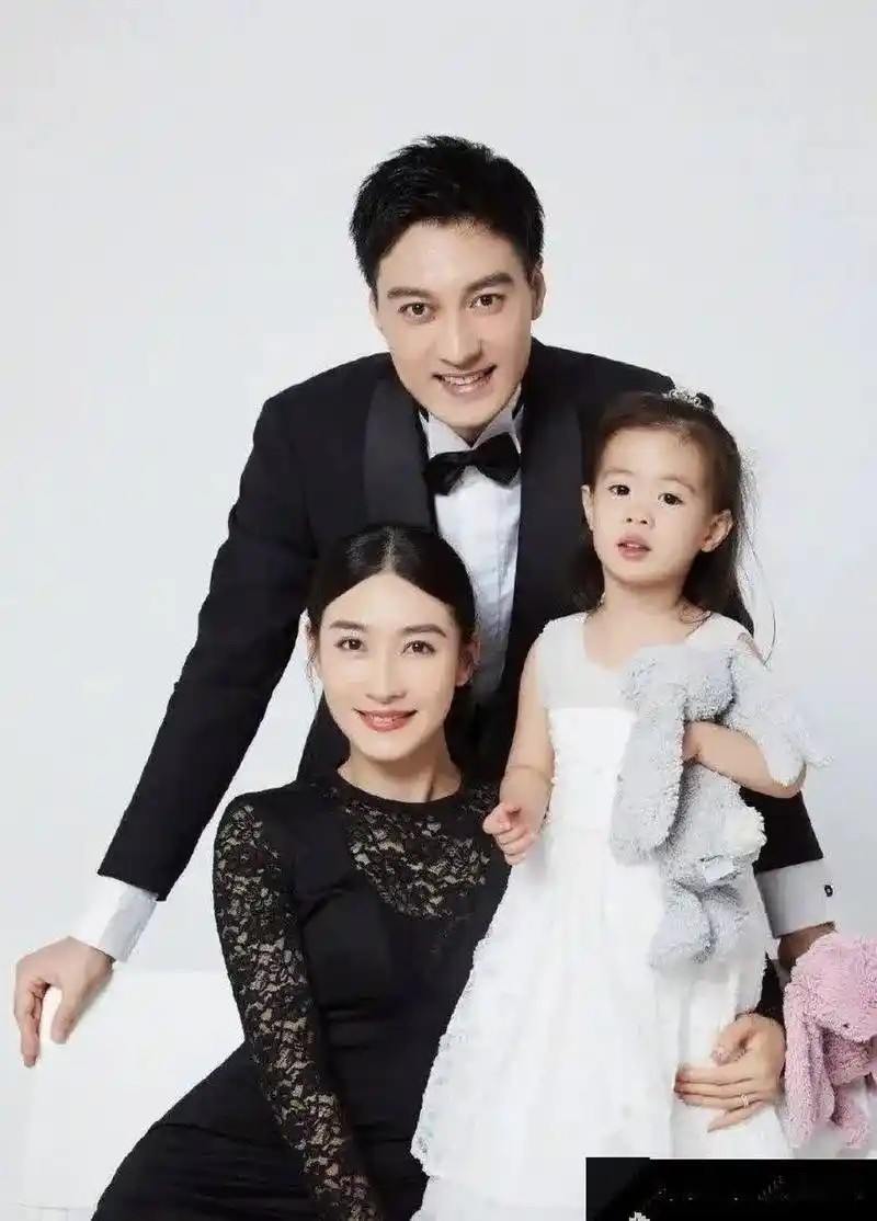 陶昕然和老公何建泽全家福!