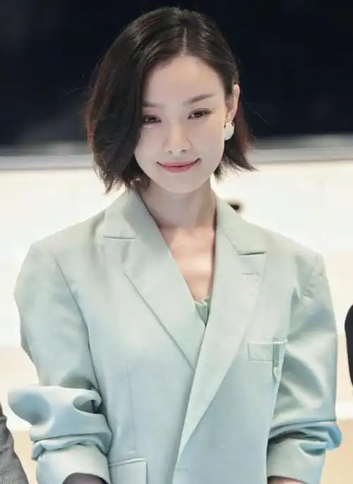 倪妮瘦没了曲线,但穿薄荷绿西装女人味仍很满,果然美人在骨