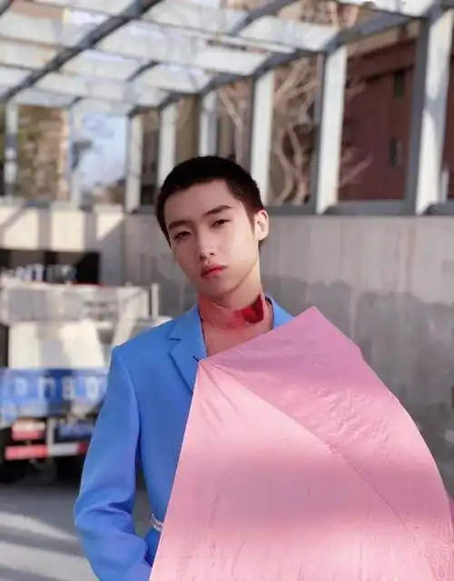 正是因为邓典的个人特质,始终成为音乐表现的支点,也让多元的曲风,不