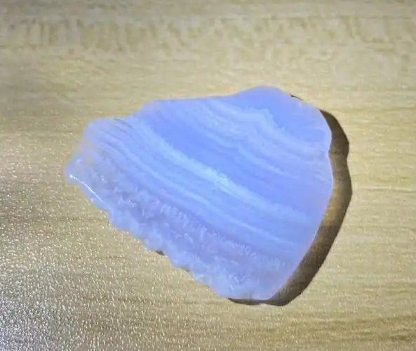 蓝纹玛瑙,纹路都是很清晰的,有一点点色差.