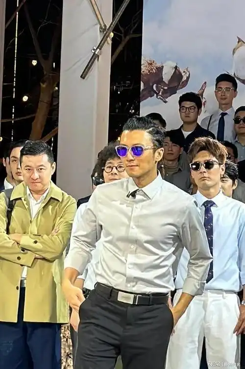 44岁谢霆锋越来越像老爹谢贤了尤其是喜欢戴墨镜这个习惯