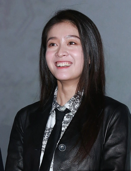 张雪迎从"画中"走来,水墨风点缀沉闷冬日,但露齿大笑很抢镜