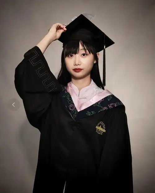 深圳毕业生学士服拍照,重返高考年代,难忘回忆.