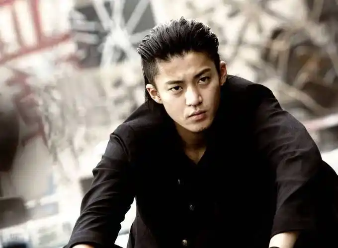 也许00后并不认识小栗旬,但他却是许多90后心中的男神,他饰演的花泽类